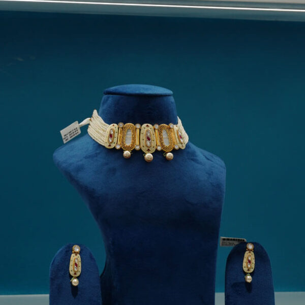 Oval Kundan Pearl Choker Set